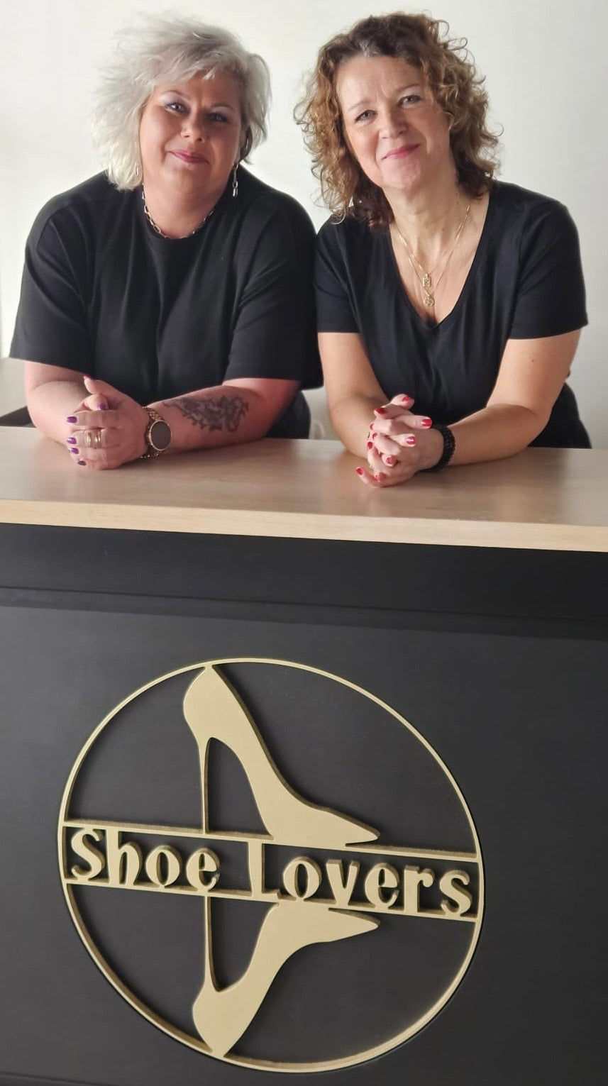 Ellen en Saskia, de twee enthousiaste eigenaren van Shoe Lovers Maassluis